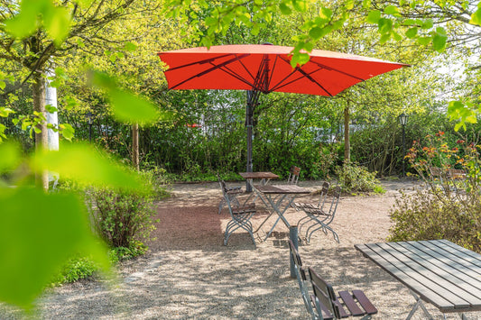 Bahama Jumbrella outSite Sonnenschirm in Restaurantterrasse - windstabiler Gastronomieschirm