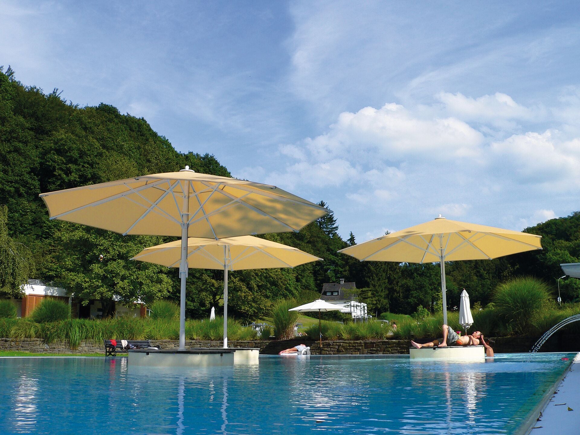 Bahama Jumbrella runder Sonnenschirm - elegantes Design für einladende Außenbereiche
