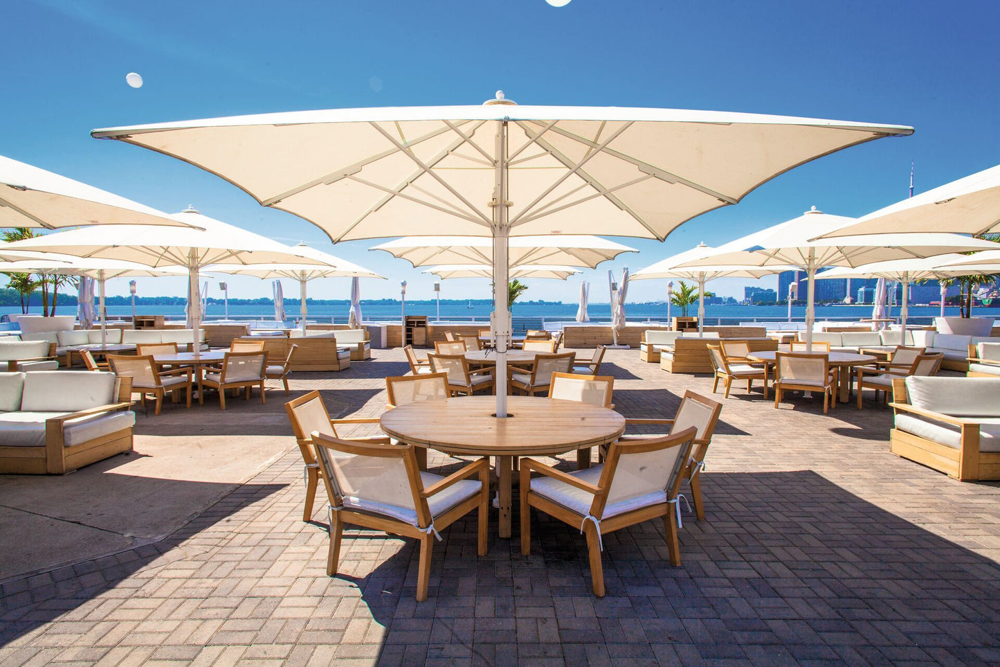 Bahama Jumbrella Gastronomieschirm - elegantes Design für Restaurants und Hotels
