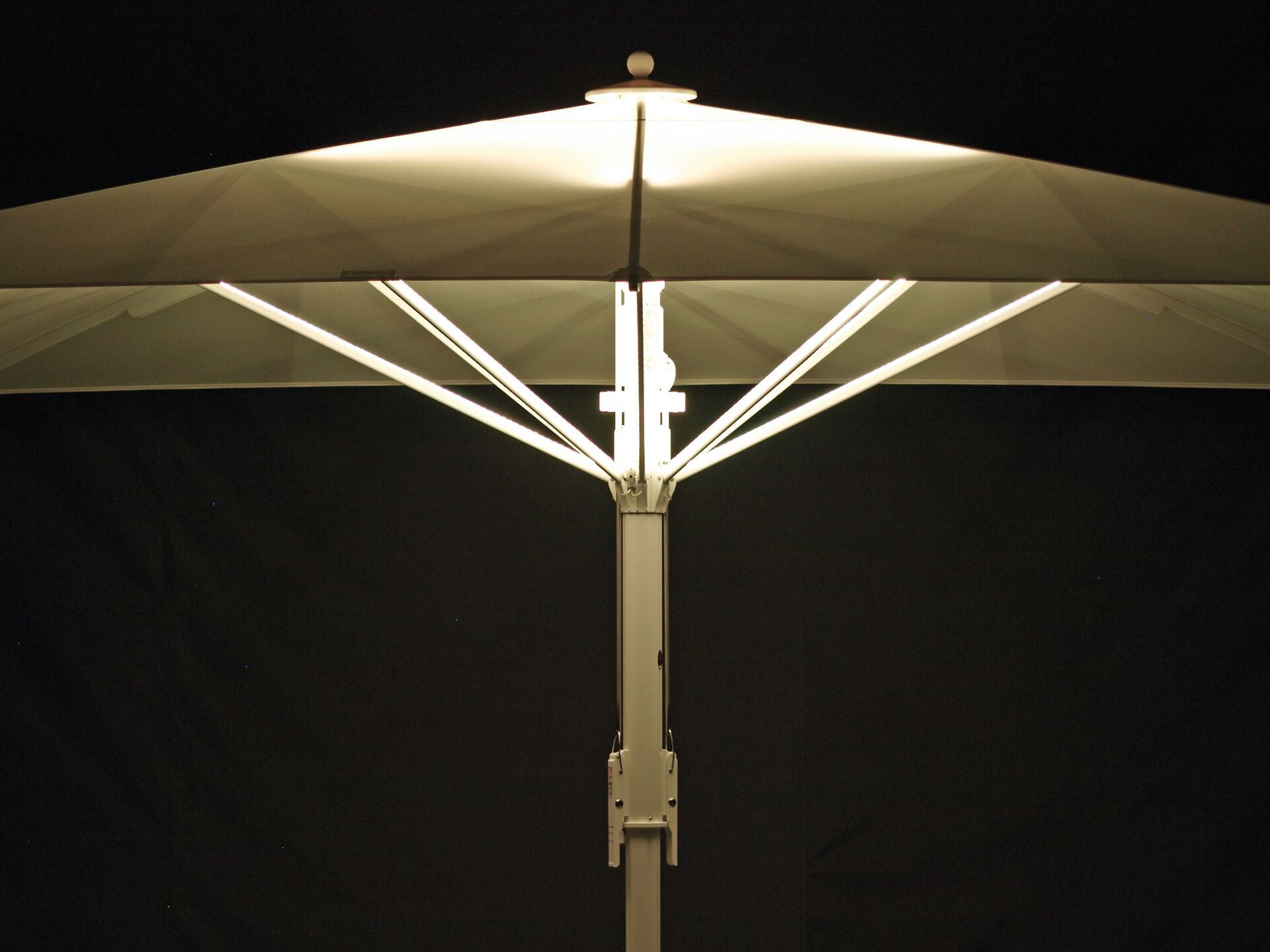 Bahama Jumbrella mit Beleuchtung - stimmungsvolle Atmosphäre für Abendstunden
