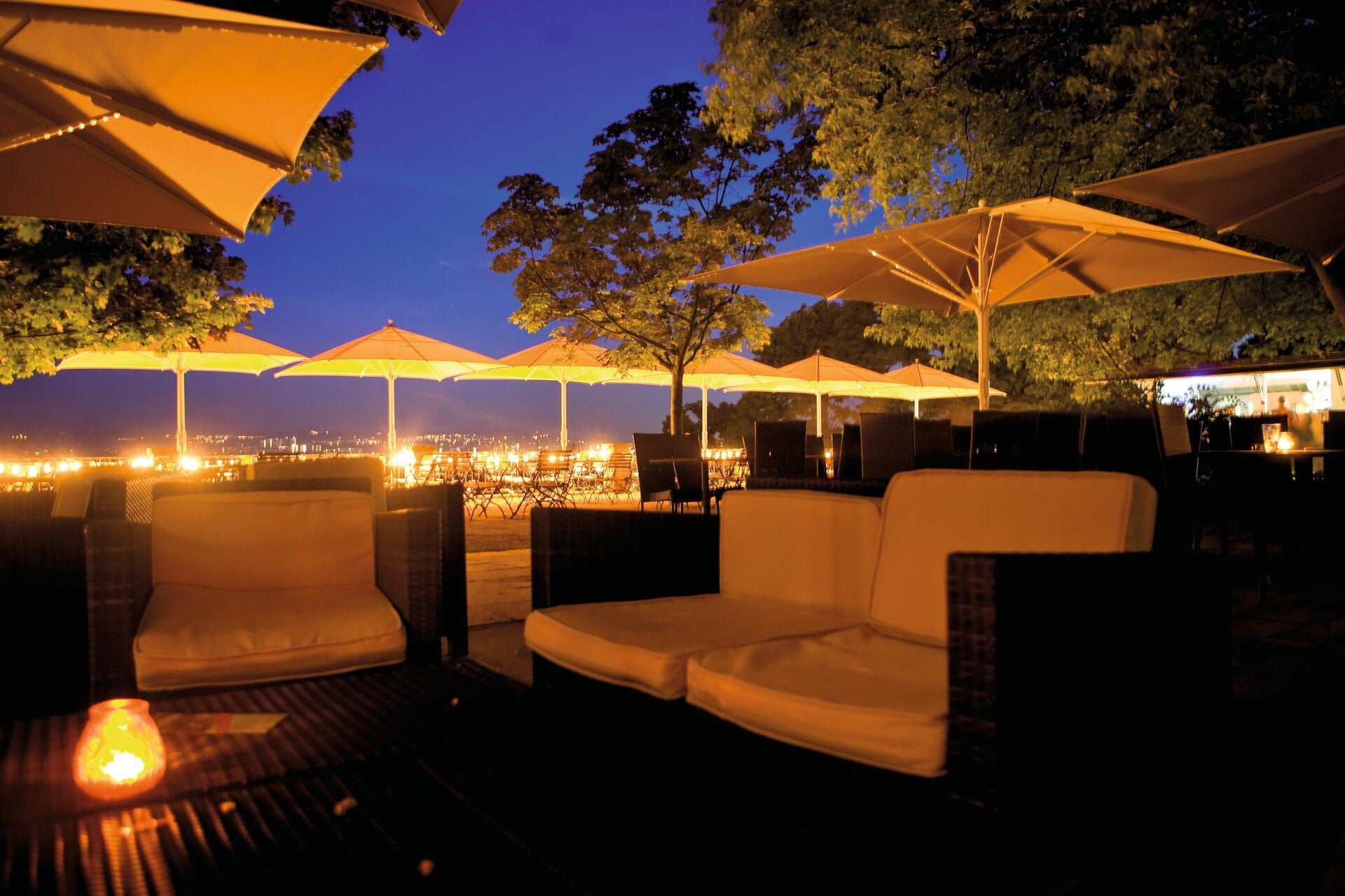 Bahama Jumbrella in Gastronomie - zeitloses Design für einladende Außenbereiche
