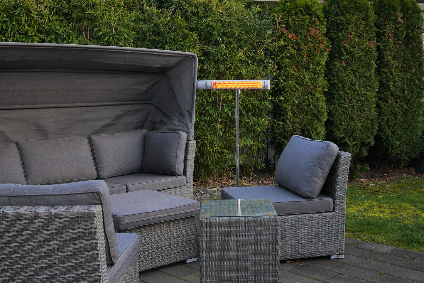 VASNER SlimLine X20 im Einsatz - platzsparende Wärmelösung für Außenbereiche
