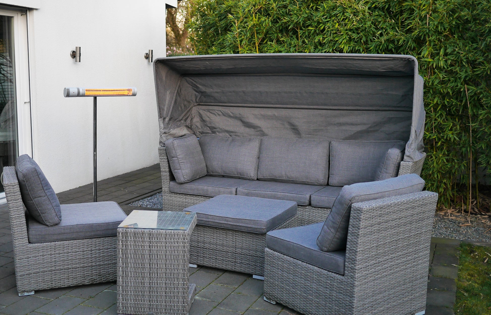 VASNER SlimLine X20 auf Terrasse - unauffällige Montage für wohlige Wärme
