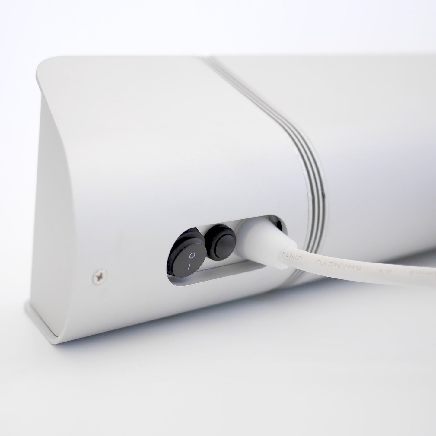 VASNER Teras X20 Rückseite - minimalistisches Design mit Ultra Low Glare Gold-Röhre
