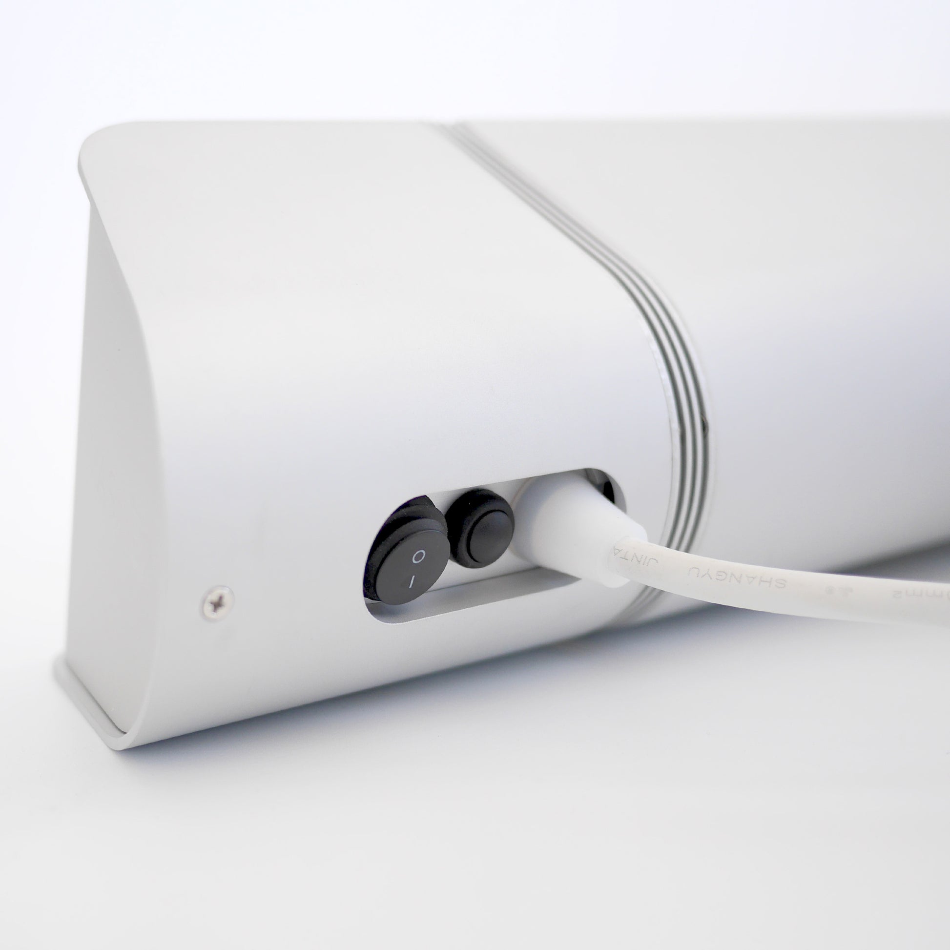 VASNER Teras X20 Rückseite - minimalistisches Design mit Ultra Low Glare Gold-Röhre
