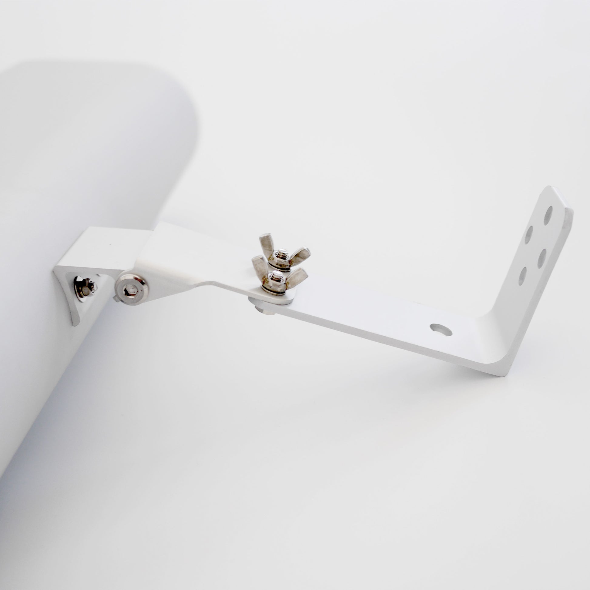 VASNER Teras X20 Halterung - abgerundete Form für stilvolle helle Außenbereiche

