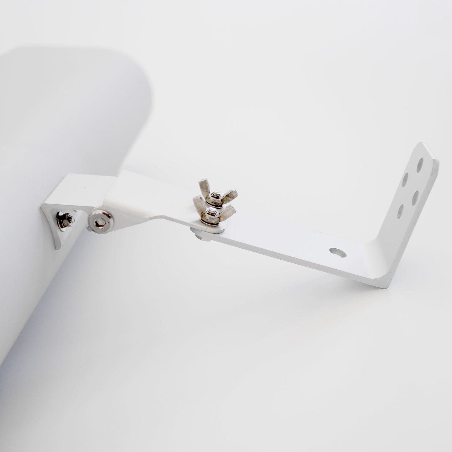 VASNER Teras X20 montiert - flexible Wand- und Deckenmontage für Außenbereiche
