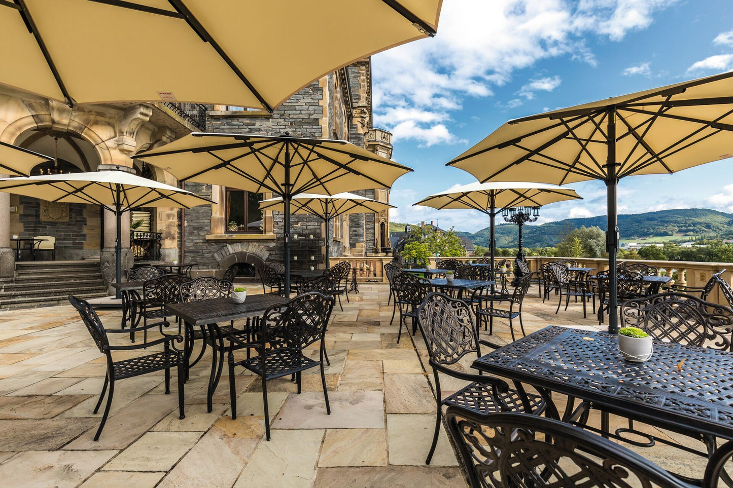 Bahama Jumbrella Gastronomieschirm rund - vielseitige Lösung für Hotels und Restaurants
